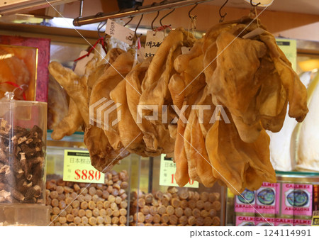 A fish bladder sold at a dried fish store in Des Voeux Road, Hong Kong. Very expensive and expensive Chinese food called "fish gall bladder" A fish bladder sold at a dried fish store in Des Voeux Road, Hong Kong. Very expensive and expensive Chinese food called "fish gall bladder" 124114991