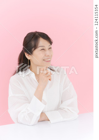 A smiling middle woman A smiling middle woman 124115354