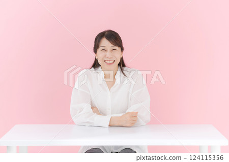 一個微笑的中間女人 一個微笑的中間女人 124115356