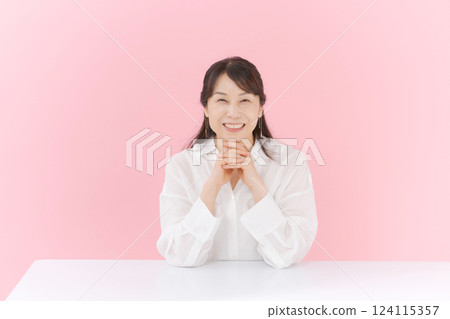 一個微笑的中間女人 一個微笑的中間女人 124115357
