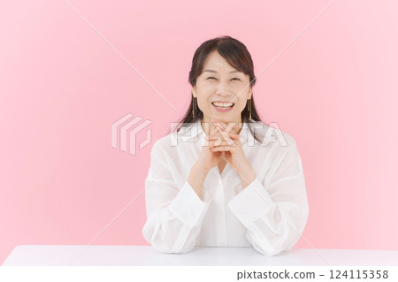 一個微笑的中間女人 124115358
