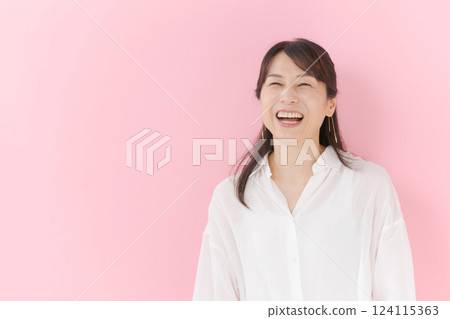 一個微笑的中間女人 124115363