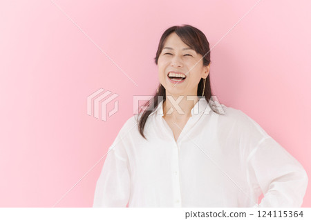 A smiling middle woman 124115364