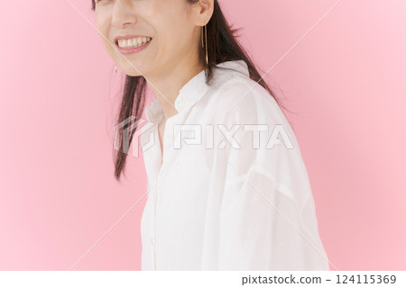 A smiling middle woman 124115369