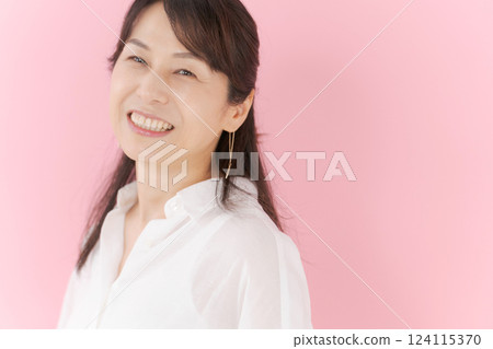 A smiling middle woman 124115370