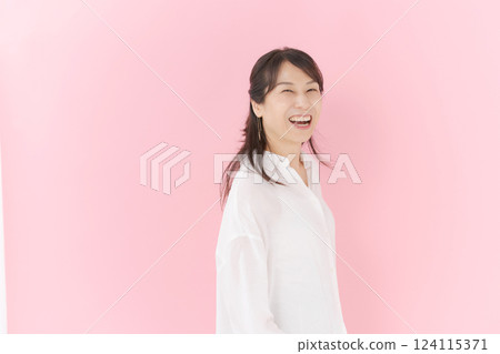 一個微笑的中間女人 124115371