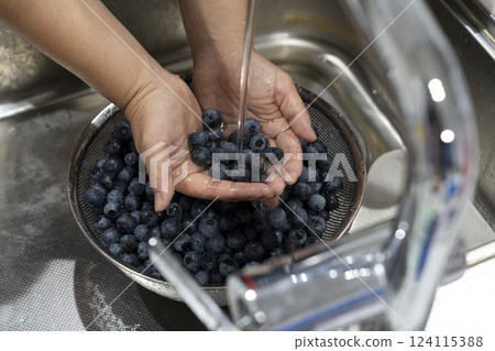 女人的手洗藍莓 女人的手洗藍莓 124115388