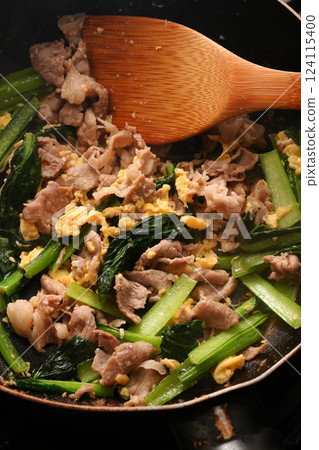 中式炒雞蛋配豬肉和日本芥末菠菜 中式炒雞蛋配豬肉和日本芥末菠菜 124115400