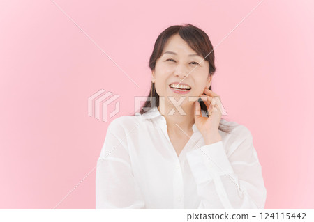 Middle women beauty Middle women beauty 124115442