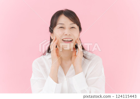 Middle women beauty 124115443