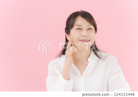 Middle women beauty 124115446