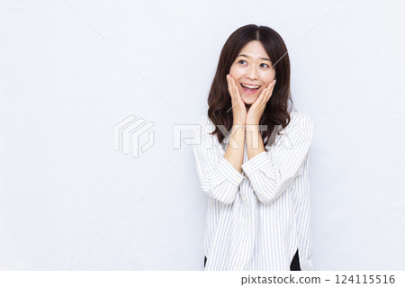 驚訝的女人帶著微笑 124115516