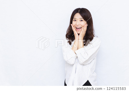 驚訝的女人帶著微笑 124115583