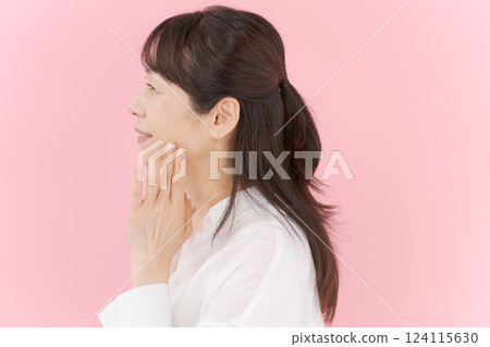 A smiling middle woman A smiling middle woman 124115630