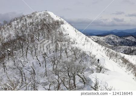 冬季,從北海道大雪山連峰的大岩水源地眺望三國山頂 冬季,從北海道大雪山連峰的大岩水源地眺望三國山頂 124116045