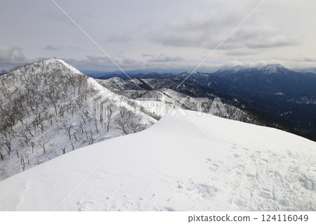 Hokkaido Daisetsuzan mountain range: View of the summit of Mt. Mikuni and the mountains towards the Tokoro River from the Oiwa water point in Hokkaido in winter Hokkaido Daisetsuzan mountain range: View of the summit of Mt. Mikuni and the mountains towards the Tokoro River from the Oiwa water point in Hokkaido in winter 124116049