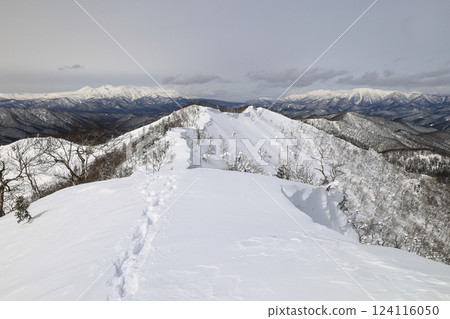 北海道大雪山連峰：冬季從北海道大岩水源地望向石徠川的山脈 124116050