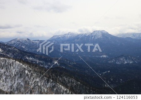 View of the snowy Kumaneshiri mountain range from the summit of Mt. Mikuni in the Daisetsuzan mountain range in Hokkaido 124116053
