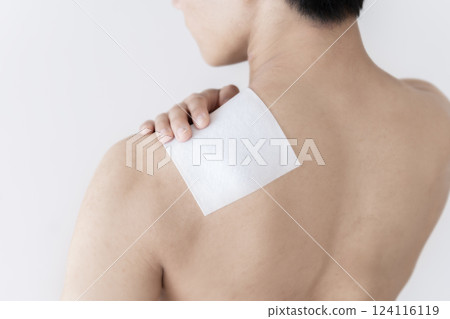男人在肩膀上敷藥,肩膀疼痛,肩膀僵硬,敷藥,肌肉疼痛 男人在肩膀上敷藥,肩膀疼痛,肩膀僵硬,敷藥,肌肉疼痛 124116119
