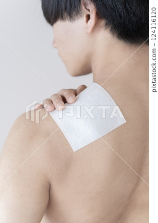 男人在肩膀上敷藥，肩膀疼痛，肩膀僵硬，敷藥，肌肉疼痛 124116120