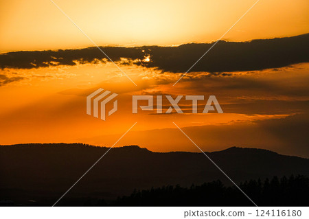 緩緩落下的太陽 124116180