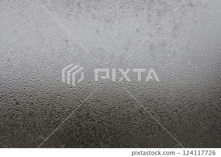 結露 水滴 窗玻璃 124117726