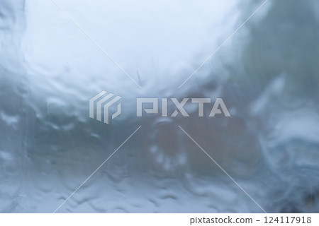 雨水浸濕的車窗玻璃 124117918