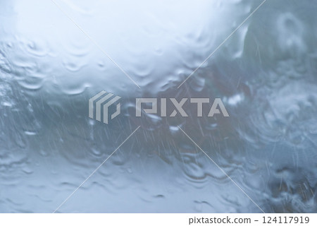 雨水浸濕的車窗玻璃 雨水浸濕的車窗玻璃 124117919