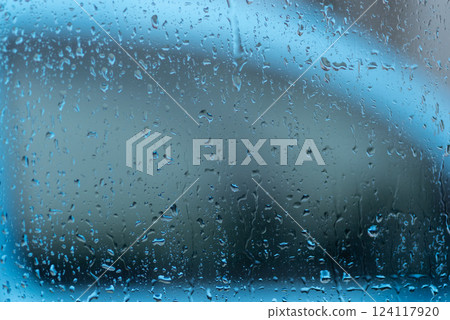 雨水浸濕的車窗玻璃 雨水浸濕的車窗玻璃 124117920