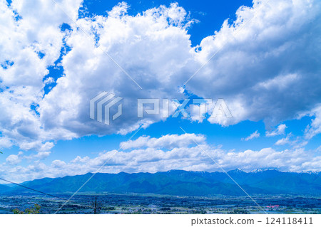 [Early summer materials] Azumino in early summer, a town surrounded by the Northern Alps [Nagano Prefecture] 124118411