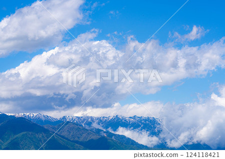 [Early summer materials] Azumino in early summer, a town surrounded by the Northern Alps [Nagano Prefecture] 124118421