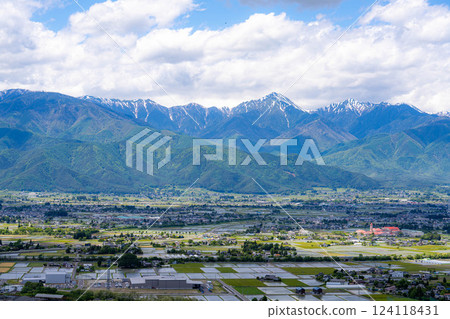 [Early summer materials] Azumino in early summer, a town surrounded by the Northern Alps [Nagano Prefecture] 124118431