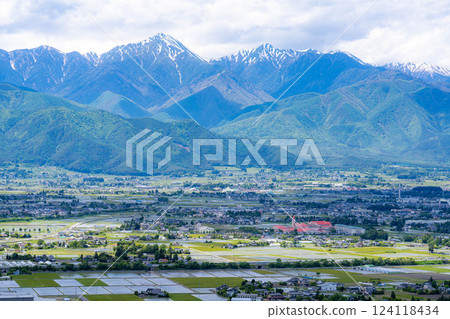 【初夏素材】北阿爾卑斯山環繞的小鎮,初夏的安曇野【長野縣】 【初夏素材】北阿爾卑斯山環繞的小鎮,初夏的安曇野【長野縣】 124118434