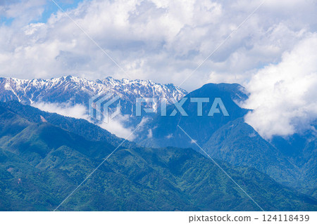 [Early summer materials] Azumino in early summer, a town surrounded by the Northern Alps [Nagano Prefecture] 124118439