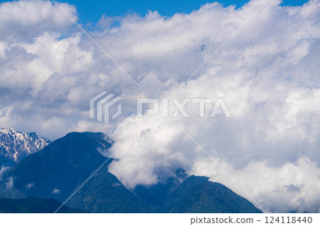 [Early summer materials] Azumino in early summer, a town surrounded by the Northern Alps [Nagano Prefecture] 124118440