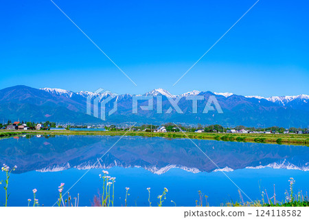 [Early summer material] Azumino's rural scenery and water reflection in early summer [Nagano Prefecture] 124118582