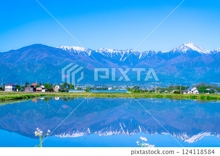[Early summer material] Azumino's rural scenery and water reflection in early summer [Nagano Prefecture] 124118584