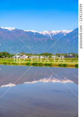 [Early summer material] Azumino's rural scenery and water reflection in early summer [Nagano Prefecture] 124118594
