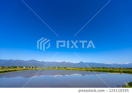 [Early summer material] Azumino's rural scenery and water reflection in early summer [Nagano Prefecture] 124118595