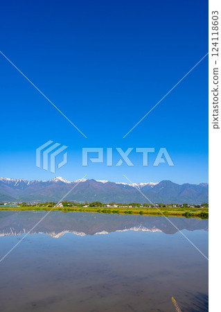 [Early summer material] Azumino's rural scenery and water reflection in early summer [Nagano Prefecture] 124118603