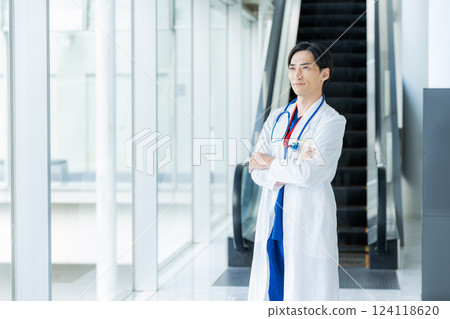 一名身穿白大褂的男子在醫療院所工作 一名身穿白大褂的男子在醫療院所工作 124118620