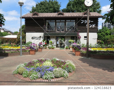 Flower Land in Setagaya Ward (log house management building and front yard flower bed) Flower Land in Setagaya Ward (log house management building and front yard flower bed) 124118823