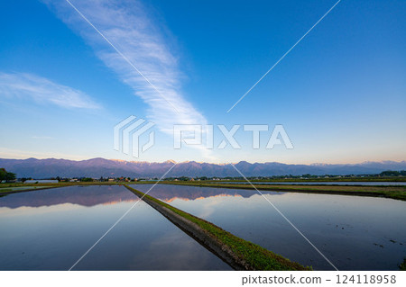 [初夏素材]初夏的安曇野田園風光和晨景[長野縣] 124118958