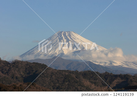 Mount Fuji on a winter morning as seen from Nagaoka Onsen in Izu Mount Fuji on a winter morning as seen from Nagaoka Onsen in Izu 124119139