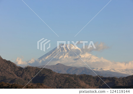 Mount Fuji on a winter morning as seen from Nagaoka Onsen in Izu Mount Fuji on a winter morning as seen from Nagaoka Onsen in Izu 124119144