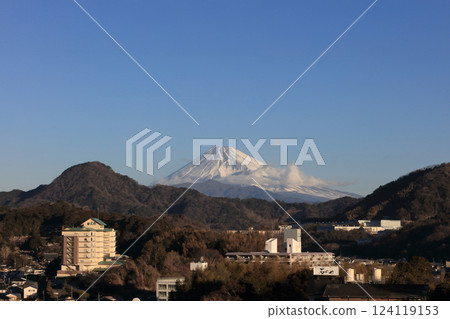 Mount Fuji on a winter morning as seen from Nagaoka Onsen in Izu Mount Fuji on a winter morning as seen from Nagaoka Onsen in Izu 124119153
