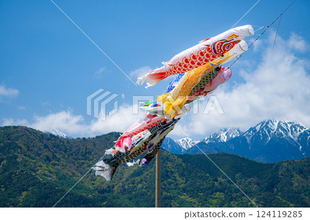 [Early summer material] Carp streamers swimming in the sky [Nagano] 124119285
