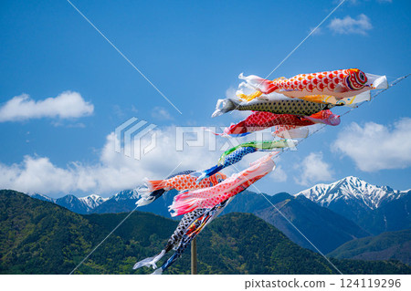 [初夏材料]鯉魚旗在天空中游泳[長野] 124119296