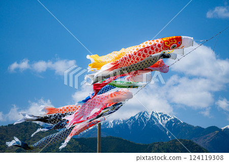 [初夏材料]鯉魚旗在天空中游泳[長野] 124119308