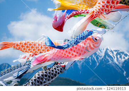 [Early summer material] Carp streamers swimming in the sky [Nagano] 124119313